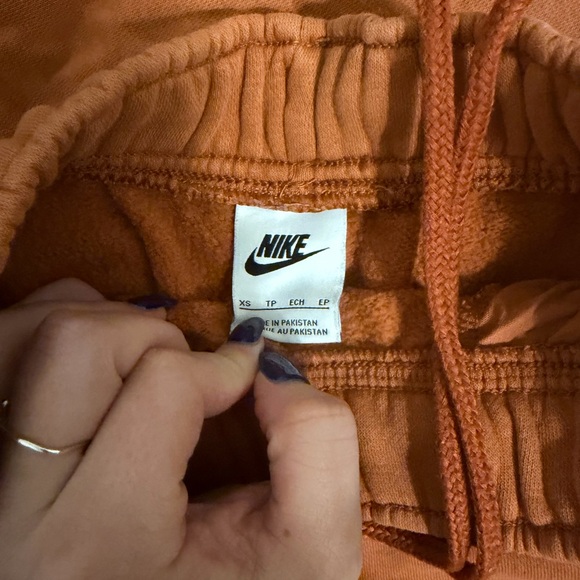 Matching Nike set - Picture 2 of 5